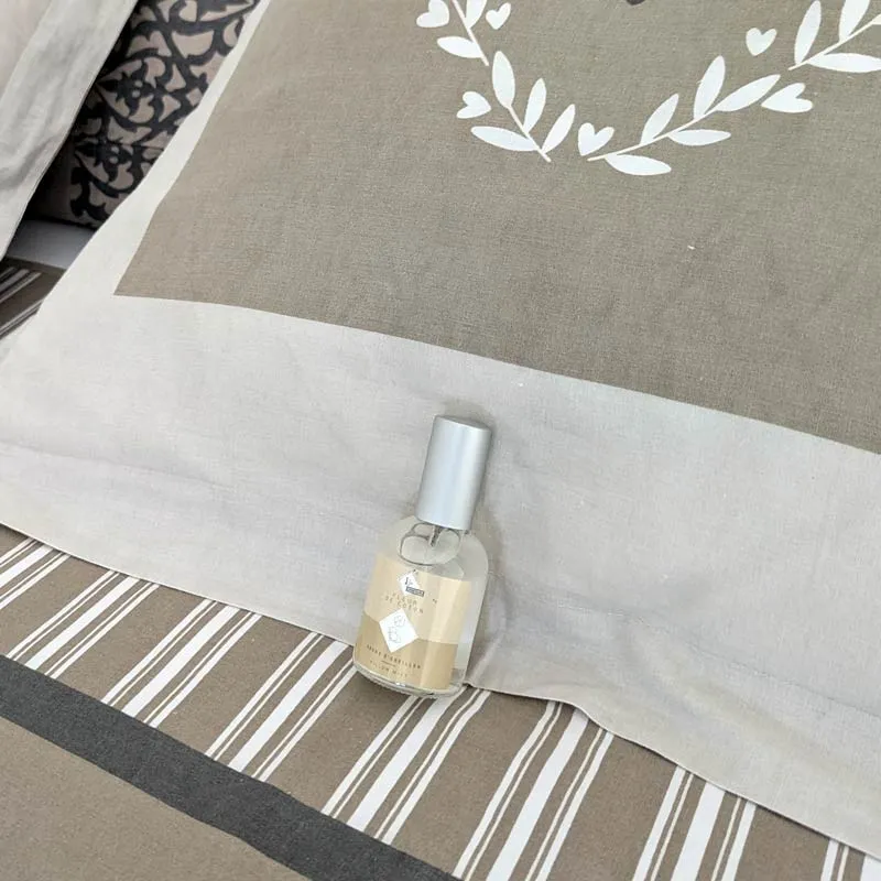Brume d'oreiller fleur de coton sur un oreiller