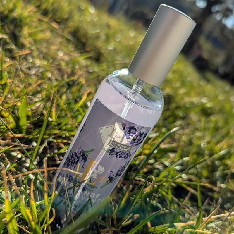 Parfum d'ambiance senteur lavande dans l'herbe