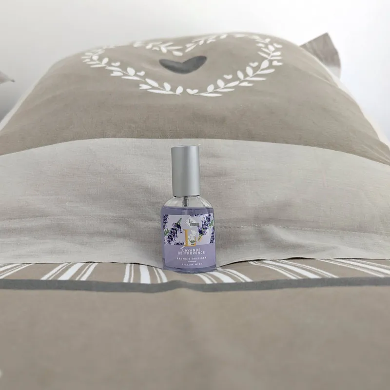Brume d'oreiller lavande sur coussin