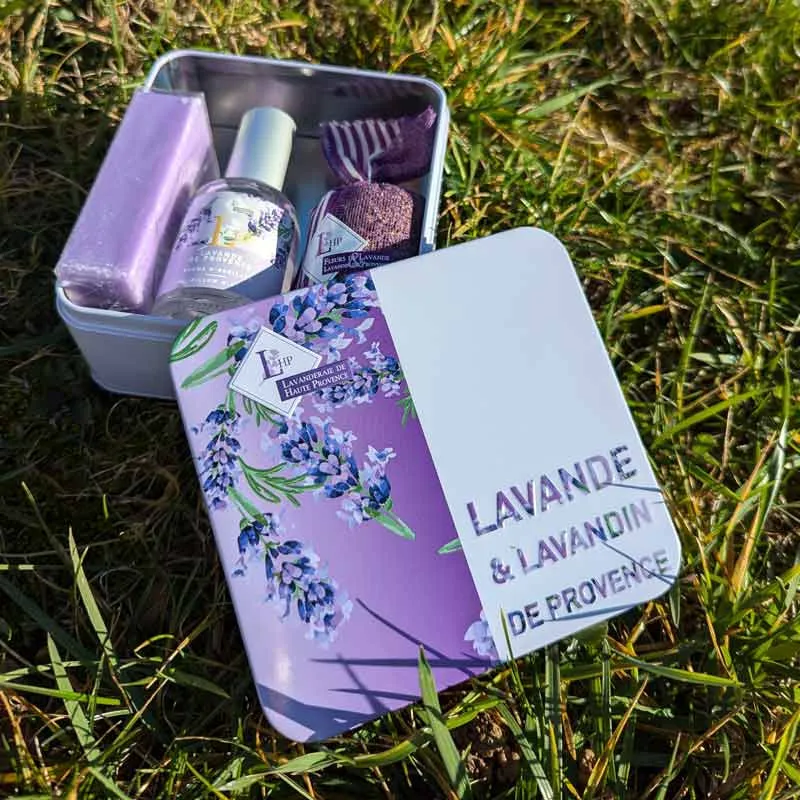 Coffret cadeaux ouvert avec produits à la lavande