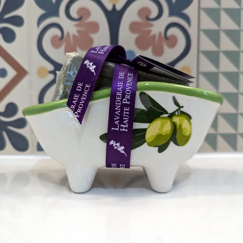 Porte-savon baignoire avec 2 savons olive posés sur le lavabo