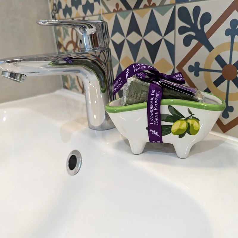 Porte-savon baignoire avec deux savons olive dans la salle de bain
