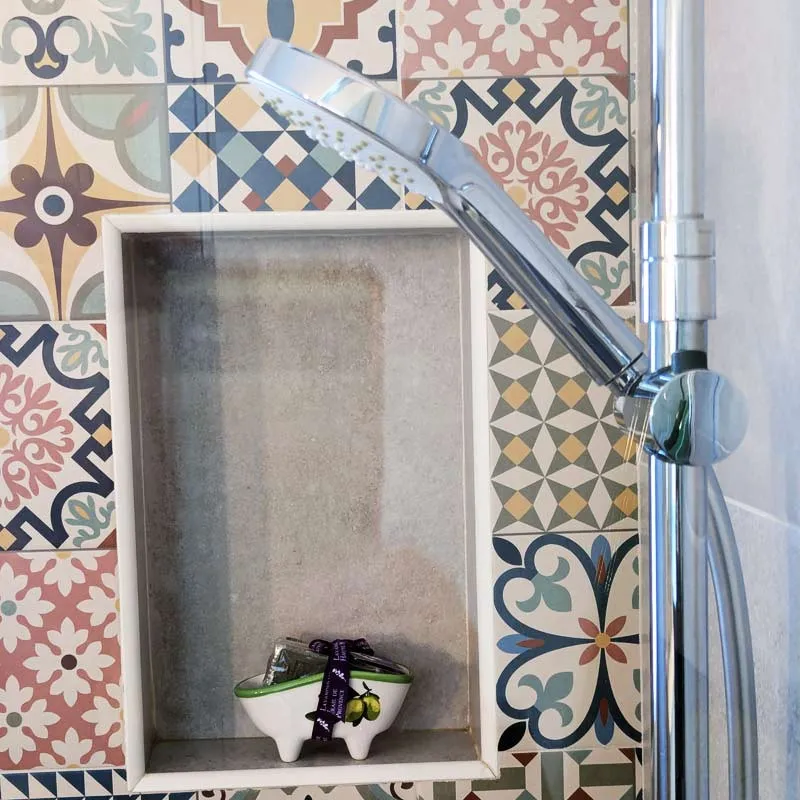 Porte-savon baignoire avec deux savons olive présentés dans la douche