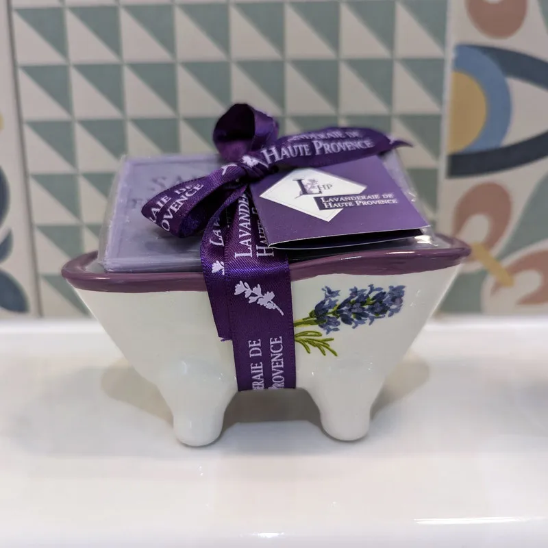 Mini porte-savon baignoire avec savon lavande posé sur le lavabo
