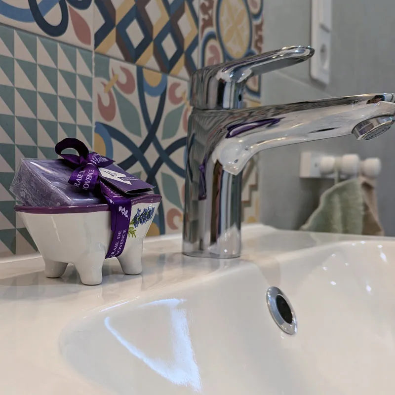 Mini porte-savon baignoire avec savon lavande dans la salle de bain