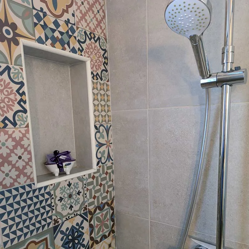 Mini porte-savon baignoire avec savon lavande posé dans la douche