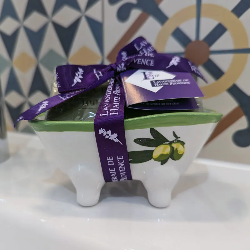 Mini porte-savon olive avec savon en forme de baignoire sur lavabo