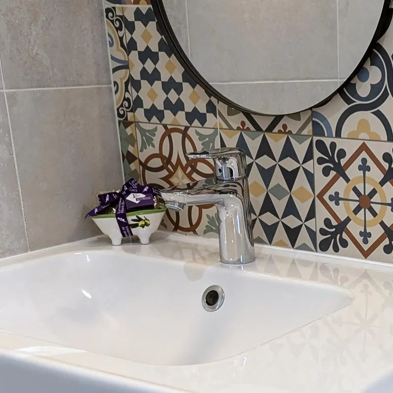 Mini porte-savon baignoire olive dans la salle de bain