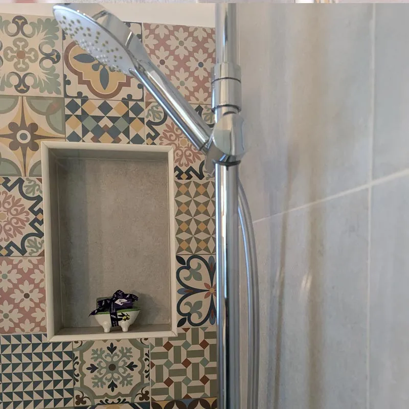 Mini porte-savon baignoire olive avec savon dans la douche