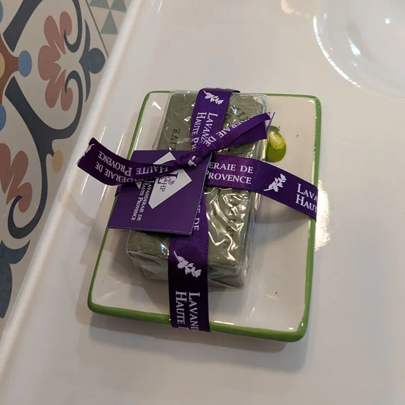 Porte-savon olive rectangulaire présenté avec savon