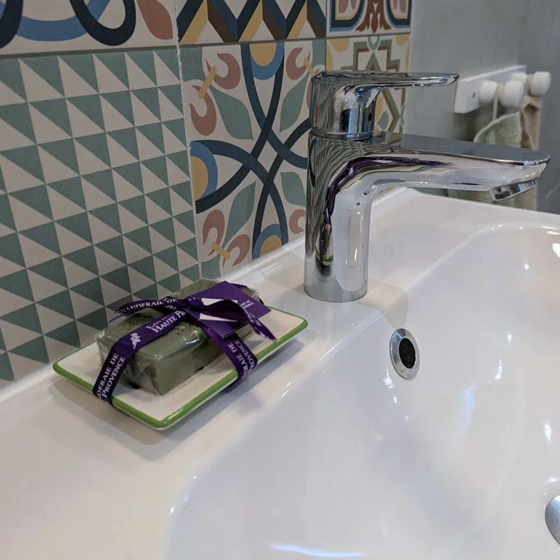 Porte-savon rectangulaire olive avec savon dans la salle de bain