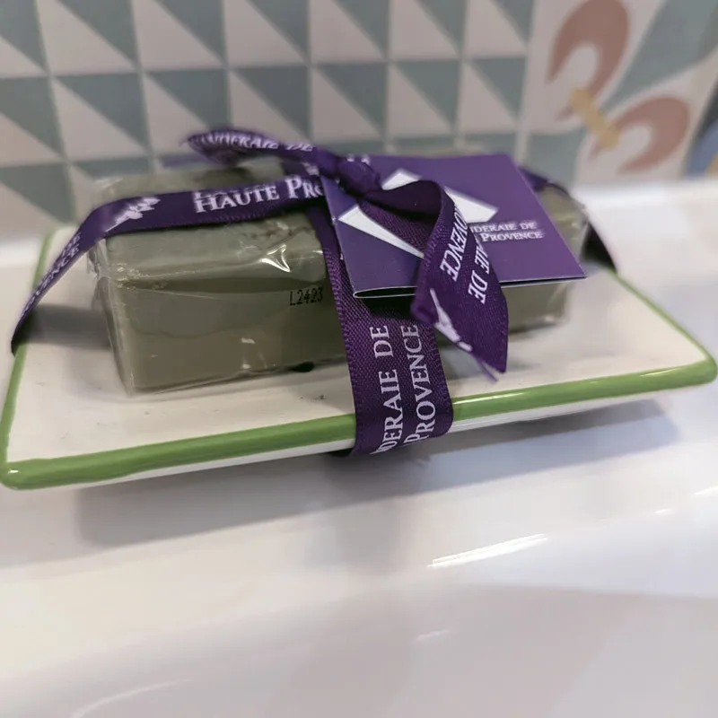 Porte-savon rectangulaire olive avec savon posé sur évier