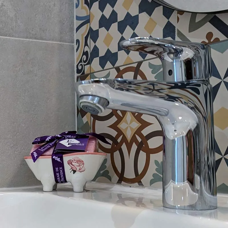 Mini porte-savon baignoire rose avec savon sur le lavabo