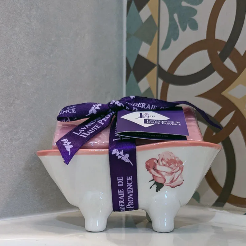 Mini porte-savon rose en forme de baignoire avec savon à la rose