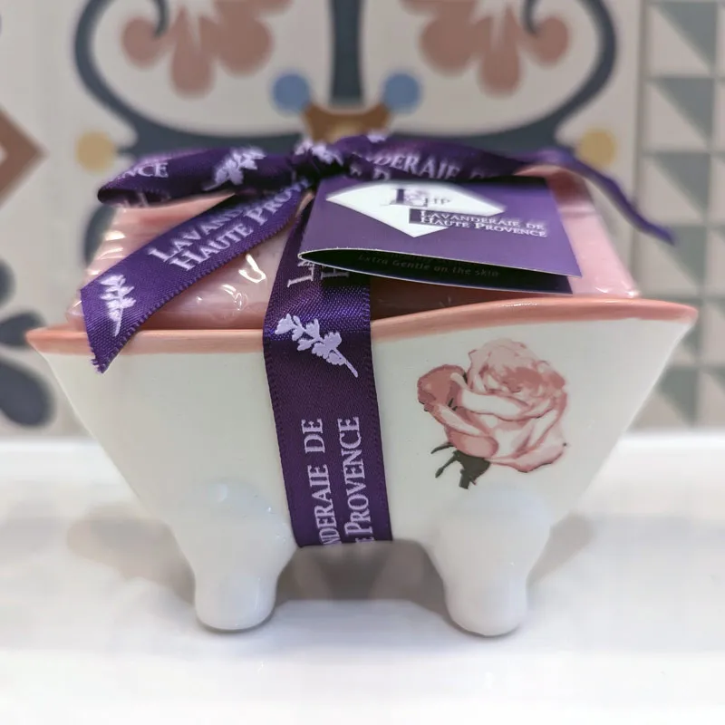 Mini porte-savon baignoire rose présenté avec son savon
