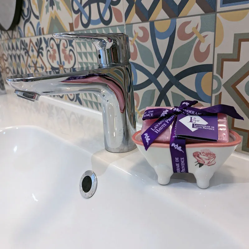 Mini porte-savon baignoire rose avec savon dans la salle de bain
