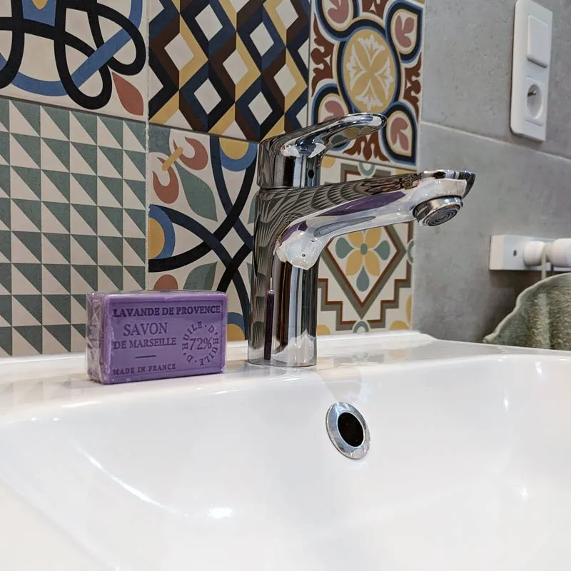Savon artisanal à la lavande dans la salle de bain