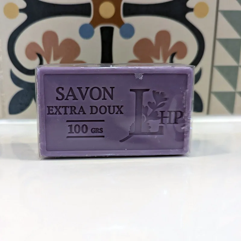 Savon à la lavande posé sur le lavabo
