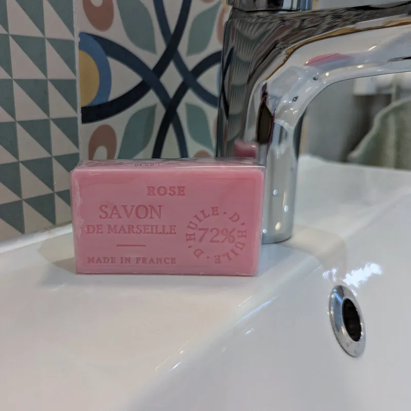 Savon artisanal à la rose dans la salle de bain