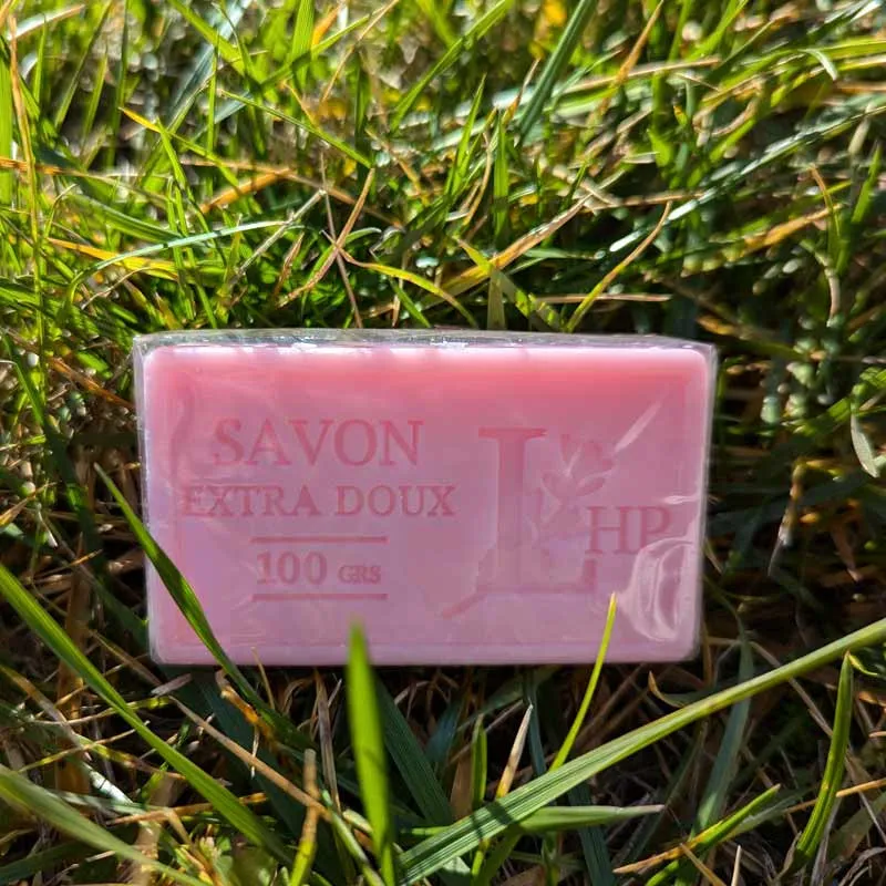 Savon à la rose posé dans l'herbe