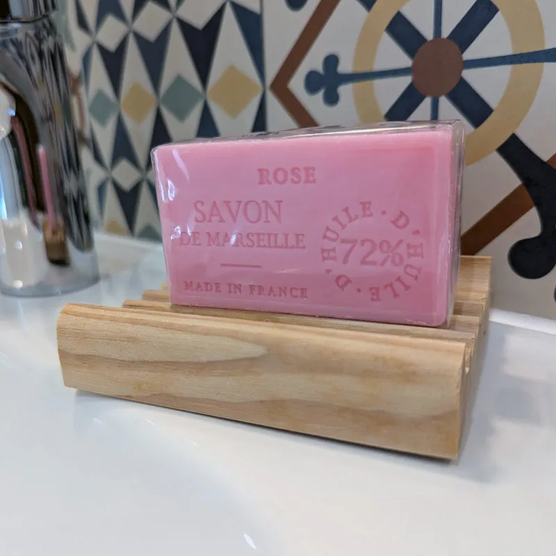 Savon à la rose posé sur le lavabo