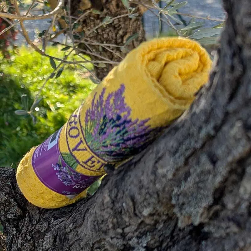 Torchon jaune brodé Provence posé dans un arbre