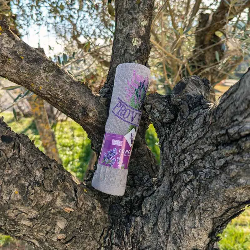 Torchon gris brodé Provence dans un arbre