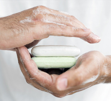 Différence entre un Savon Artisanal et un Gel Douche Industriel ?
